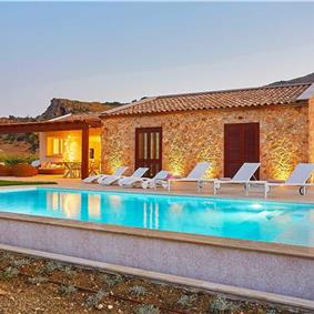 3 bedroom villa with infinity pool and jacuzzi, Scopello, sleeps 5-6